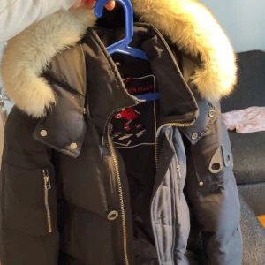 Moose knuckles jack - Hej säljer min Jacka. Inget fel på den den. Har kvitto.  STORLEK M/M