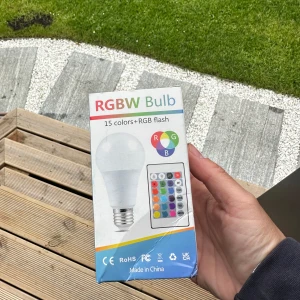 RGBW LED-lampa med fjärrkontroll - Säljer en RGBW LED-lampa med 15 olika färger och RGB-flash. Lampan har E27-sockel och styrs enkelt med medföljande fjärrkontroll. Passar för dig som vill ha flexibel belysning hemma. Tillverkad i aluminium och PC.
