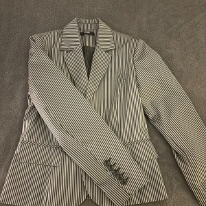 Randig Kavaj - Säljer denna jätte fina nästan oanvända kavaj.