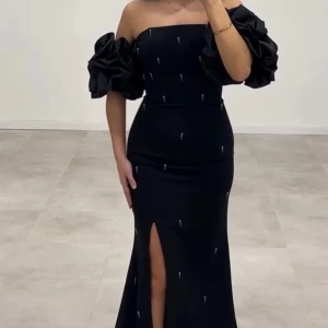 Oanvänd Svart långklänning med puffärmar - Elegant klänning helt oanvänt ✨ Klänningen kan användas med eller utan puffärmar. Jag har sytt igen sliten så att den slutar vid knäet. Turkisk storlek passar dig som bär s/m☺️