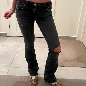 Svarta jeans med slitningar - Säljer några av mina favoritjeans som har använts flitigt! Så snygga och unika perfekt till sommaren💝💝