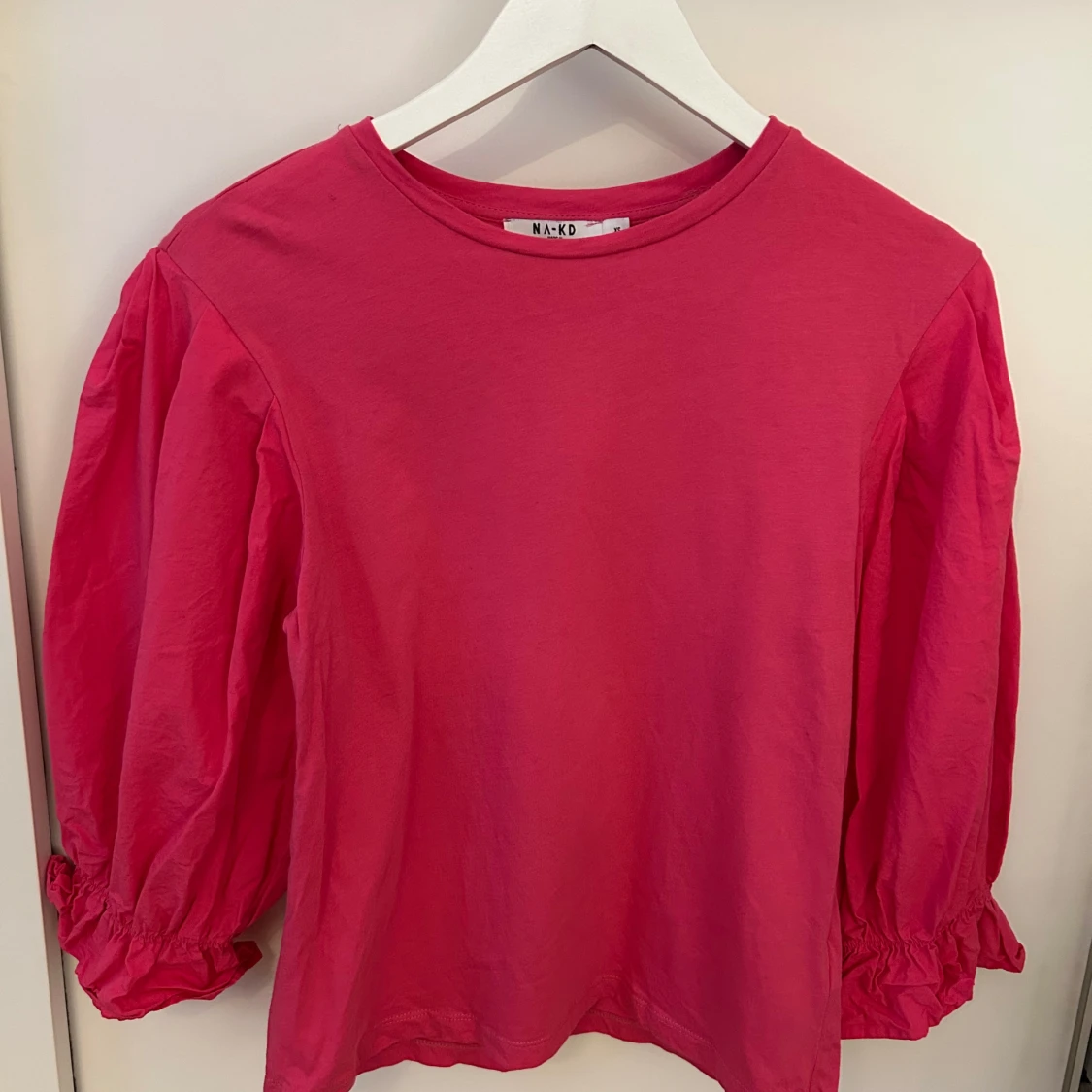 Rosa topp med puffärmar från NA-KD - 2