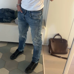 Blå jeans från Jack & Jones - Säljer ett par riktigt feta jeans från Jack and Jones med slitningar. Skriv om du har några frågor eller funderingar!!