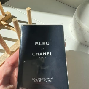Bleu de Chanel Eau de Parfum 50 ml - Helt ny Bleu de Chanel EDP 50 ml. Köpt idag på Alicante flygplats. Inplastad fortfarande. Se sista bild för äkthet och Batch-code. Kan tänkas att bytas mot Goldfield & banks Ingenious ginger eller Pacific rock flower. 