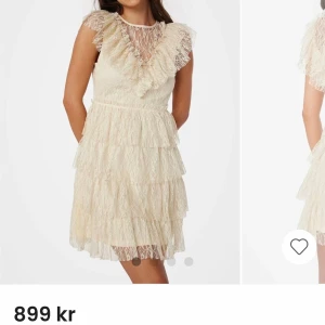 Intressekol Champagnefärgad spetsklänning från bubbelroom  - Jag köpte klänningen till skolavslutningen förra året har ändast använt den en gång. Vill bara kolla om någon är intresserad av att köpa och isåfall vad man villl betala. Köpte för 900kr och är endast använd en gång. Tror ej den finns kvar på bubbelrom. St s.