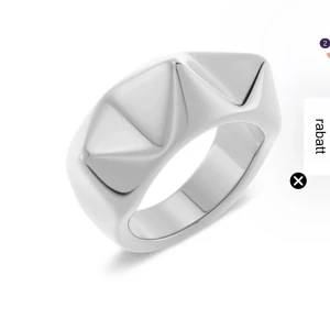 Silverfärgad ring med pyramidformad design från Edblad - Cool ring i silverfärg med upphöjda pyramidformade detaljer. Ringen har en modern och edgy look som sticker ut och passar perfekt för dig som gillar statement-smycken.