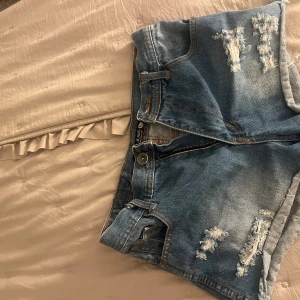 Blåa jätte snygga shorts!! - Säljer ett par jätte snygga blåa jeans shorts !!! Då de tyvärr är för små för mig vilket är jätte synd för de är verkligen SÅ SÅ snygga o perfekta för sommaren o att ha en snygg blus till!❤️ jag skulle säga att de är lite små i storleken då det står att det är storlek L men jag som har M ele l på andra shorts så var dessa för små 💗