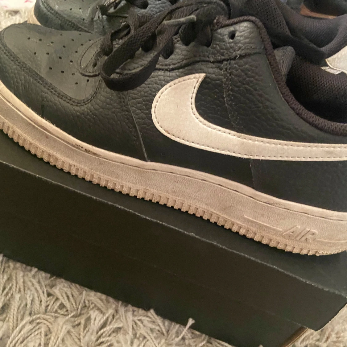 Svarta Nike Air Force 1 sneakers med vit sula
