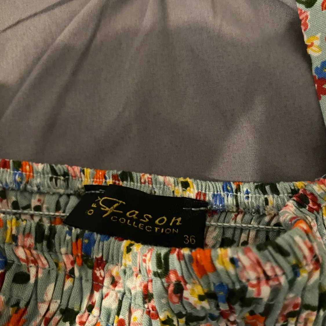 Blommig långklänning med puffärmar  - 1