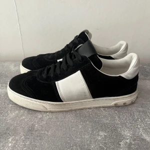 Valentino flycrew svarta - Valentino flycrew i färgen svart, mycket bra skick, alla nitar är kvar, endast skorna ingår, storlek 38,5. 