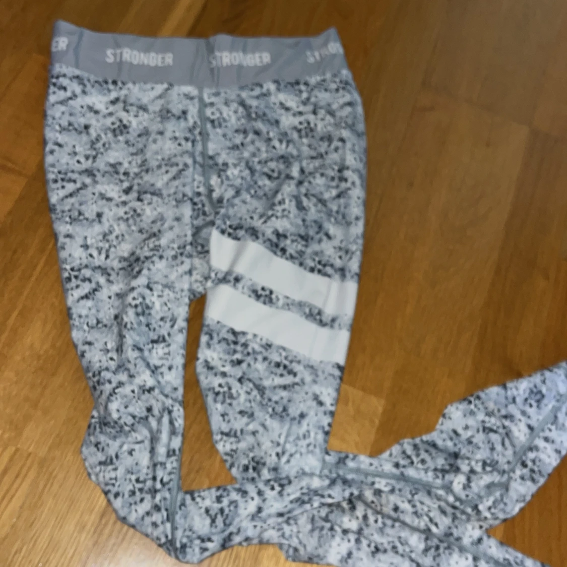 Gråvita mönstrade träningstights från Stronger - 2