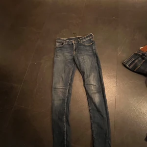 Blå slim fit jeans från tiger of Sweden  - Säljer ett par stilrena tiger of sweden jeans. Dem är inte använda och är i nyskick. Pris kan diskuteras, hör av er vid minsta fundering