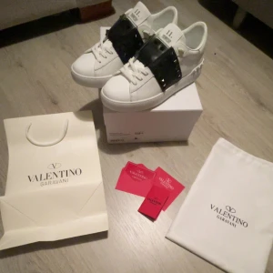 Valentino Garavani skor - Säljer ett par vita Valentino Garavani sneakers som jag köpte ifrån FARFETCH. Kommer med originalpåse, box och tags. Köpte och passade inte mig. Kvitto finns även ifall intresserad. 
