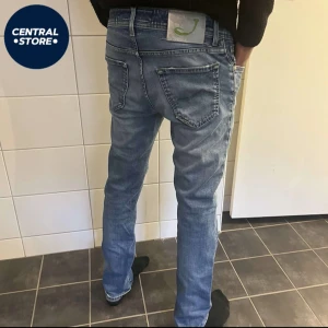 Jacob Cohen Jeans - Säljer dessa riktigt snygga Jacob Cohen jeans i storlek W31. Modellen är ca 184 cm lång.  Mycket bra skick med en snygg slitning på knät. Pris 999kr men går att diskutera vid snabb affär, tveka inte att kontakta vid andra funderingar// CS😁