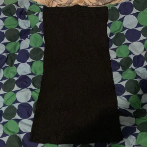 Svart ribbad klänning  - Säljer en svart, tight ribbad klänning i storlek XS. Klänningen är ärmlös och har en enkel, stilren design som passar perfekt till många olika tillfällen.