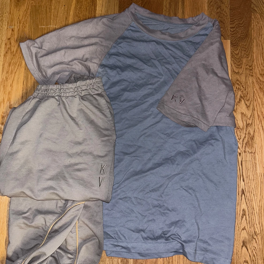 Blå och grå t-shirt från KV - 1