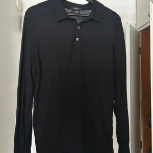 Svart långärmad pikétröja  - Stickad pikétröja från Massimo dutti. I princip helt ny!