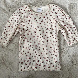Zara topp med rosor - En söt zara topp köpt för något år sen som inte kommit till stor användning. Från barnavdelning men passar mig som har s i storlek. Väldigt bra tjockt material och väldigt stretchig. Super söt! Skriv vid fler frågor eller funderingar!🙈🥰