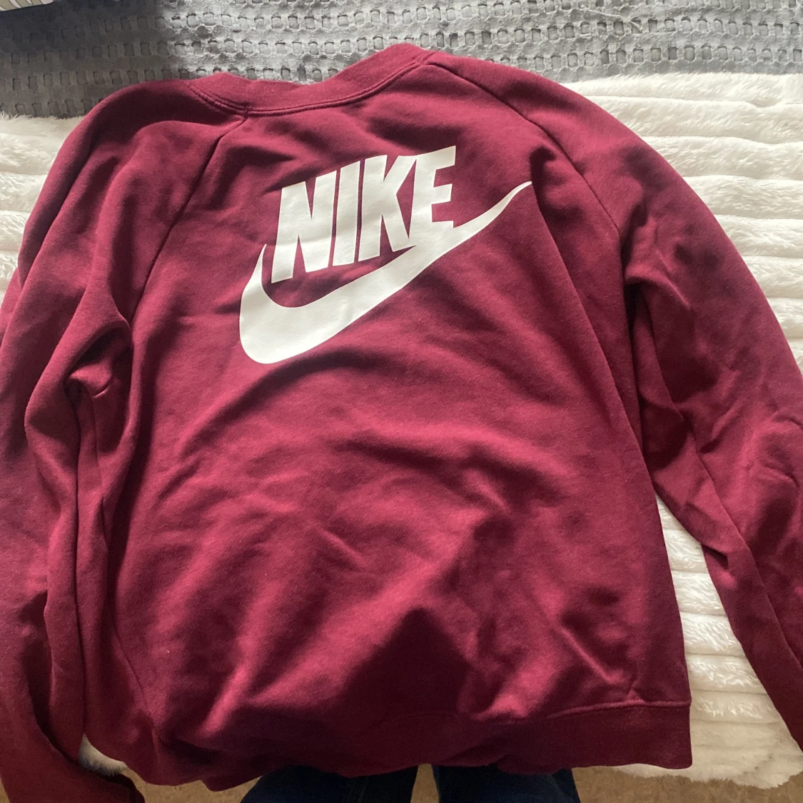 Vinröd sweatshirt från Nike