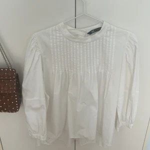Zara Blus - Storlek L men passar xs-l! Oanvänd