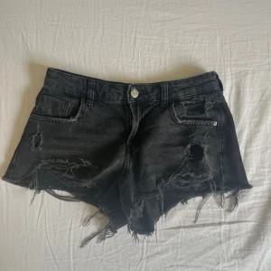 Svarta jeansshorts från Zara - Jätte snygga jeans shorts med hål💕