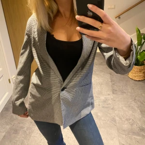Super snygg kavaj från bershka  - Super snygg svart vit detaljerad kavaj från bersha! Perfekt till både dags-outfits och kvälls-outfits❤️