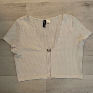 Vit croppad topp med fjärilsdetalj  - Super söt vit topp med en söt liten fjärilsdetalj framtill. Knappt använd så i bra skick! Från H&M divided. Perfekt till sommaren!