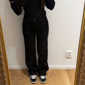 Svarta raka jeansbyxor - Svarta jeans med straight passform. Byxorna har normalhög midja i storlek xs. Aldrig använt dem. 