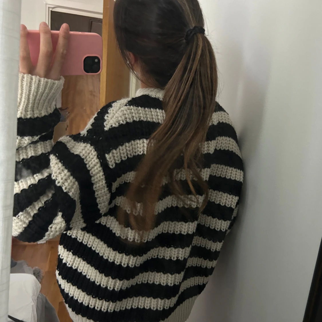 Randig stickad tröja i svart och vitt - 1