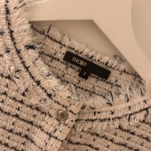  Maje topp - Säljer en unik och snygg topp ifrån Maje! Snygga silver detaljer och ett stickat speciellt tyg upptill, bekväm, stilren och passar både till vardag eller festtillfällen. Helt oanvänd, står storlek 2 men skulle säga att den sitter som en s/m psssar även xs beror på önskad passform. Nypris: ca 2000. Kontakta om eventuella frågor💓💓