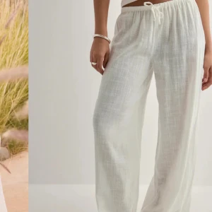 Vita linnebyxor med wide fit - Snygga och luftiga vita linnebyxor med bred passform. Perfekta för varma dagar och ger en avslappnad men stilren look. Byxorna har lågmidja och raka, vida ben❤️ Storlek S men passar större storlekar också✨Helt nya med prislapp, pris går att diskutera!