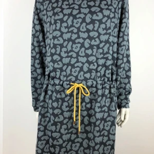 Klänning i mjukt tyg fr Soulmate XL - Helt ny klänning i mjukt stretchigt tyg. Från Soulmate. Storlek XL. Knytning i midjan eller på höften. Ordpris 499kr.