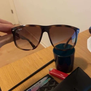 Ray-Ban solglasögon Wayfarer brun - Snygga Ray-Ban Wayfarer solglasögon i brunmelerad plast med mörka glas. Klassisk modell med Ray-Ban-logga på linsen. Kommer med original svart fodral i läder.