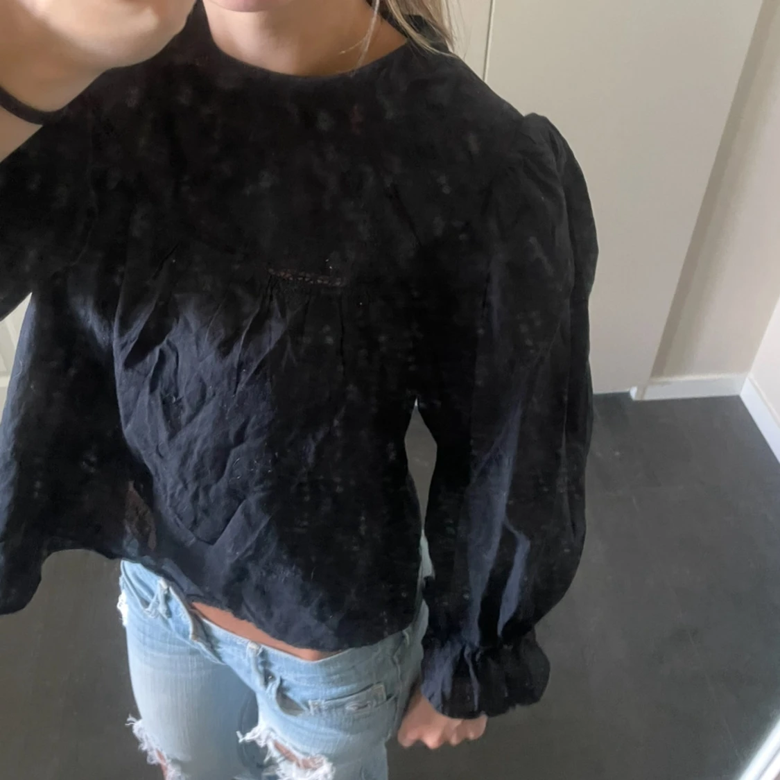 Svart blus med puffärmar - 1