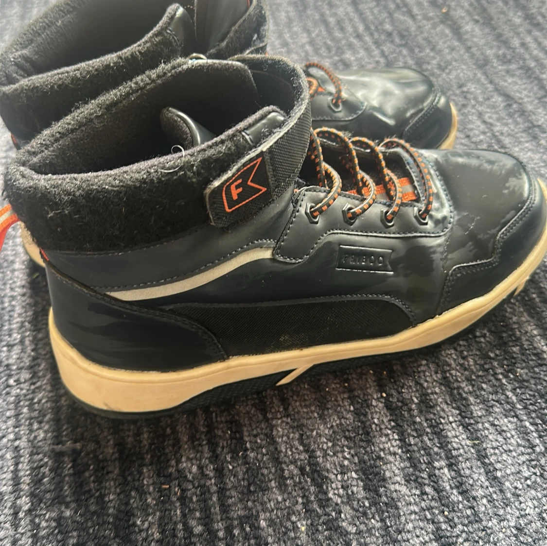 Svarta höga sneakers från Friboo med orange detaljer - 1