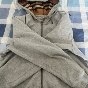 Grå kofta från Burberry - Grå Burberry kofta, bekväm och snygg