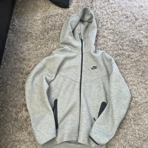 Nike tech huvtröja - Knappt använd stl M