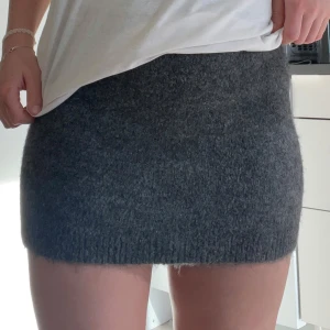 Mörkgrå stickad minikjol - Märkte stickad minikjol ifrån Gina, aldrig använd.
