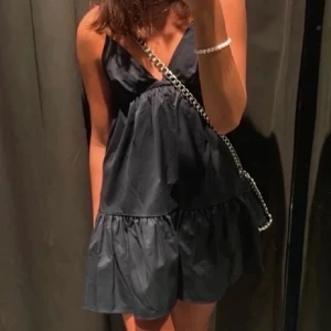 Zara klänning - Jättefin svart klänning från Zara i Stl Xs som inte kommer till användning, passar Xs-S då den är justerbar🙌🏼😍