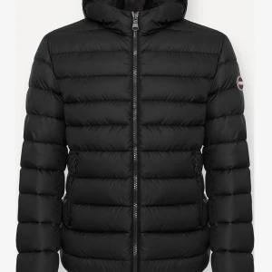 Svart dunjacka med huva från Colmar - Säljer en svart dunjacka från Colmar. Då den inte kommer till andväning. Andvänd 3-5 gånger, inget slitage. Priset kan diskuteras.