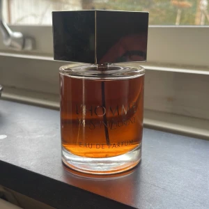 L'Homme Eau de Parfum från Yves Saint Laurent - Säljer en extremt god parfym, L'Homme Eau de Parfum från Yves Saint Laurent. Perfekt för den som vill ha en avslappnad och doft som fungerar för alla typer av evenemang året runt! YVES SAINT LAURENT L’HOMME EDP 100ml  Knappast använd 