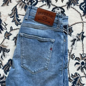 Jeansshorts från Replay - Riktigt feta replay sjorts som är en perfekt present! Inga tecken på användining! Storlek: W30 men sitter bra som 28/29 också | Skick: 9,5/10 ( inga defekter eller täcken på användning ) | Snygga jeansshorts från Replay i klassisk blå denim. De har en normal passform med fem fickor och knappgylf. Perfekta för en avslappnad stil. Pga att det inte är sesong nu så kommer vi med det ultimata priset!