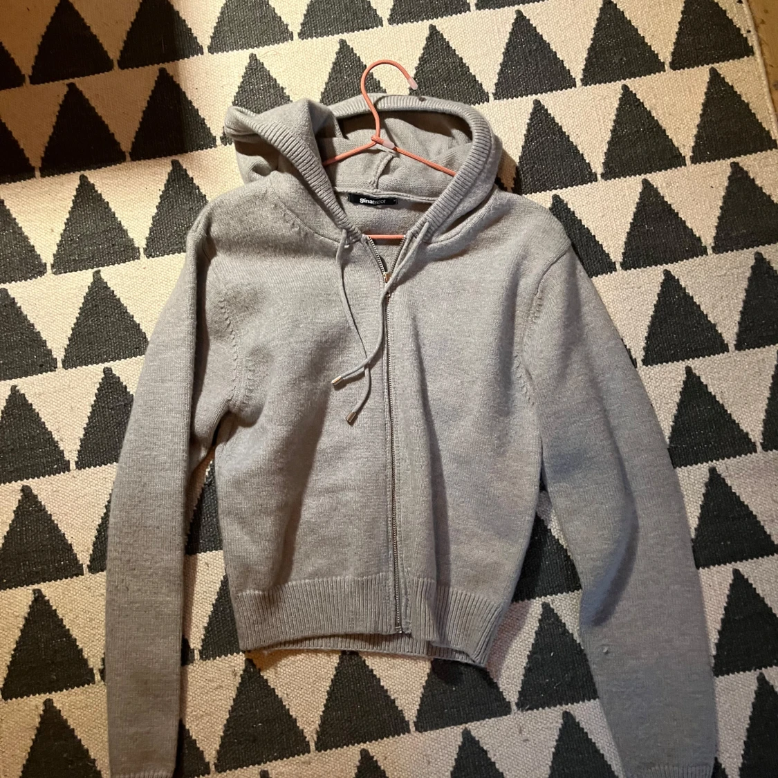 Grå stickad hoodie från Gina Tricot
