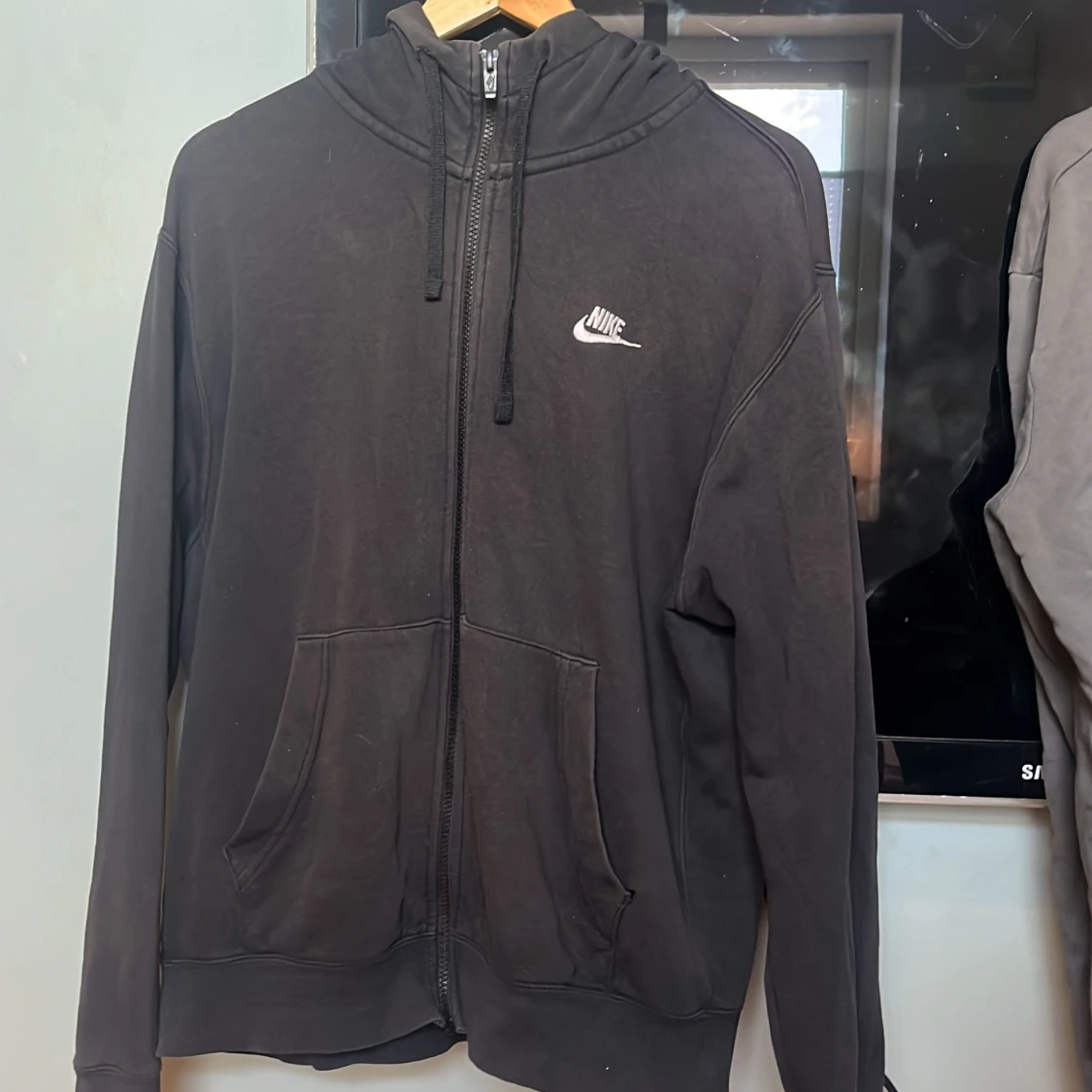 Svart hoodie med dragkedja från Nike