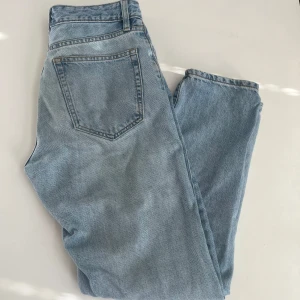 Ljusblå jeans Vailent - Säljer ett par klassiska ljusblå jeans från Vailent med fem fickor och dragkedja. Jeansen har en rak passform och normal midja, perfekta till vardags. Storlek xs. Priset går att diskuteras (nypris: 70€)