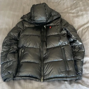 Svart dunjacka från Polo Ralph Lauren - Svart dunjacka från Ralph Lauren. Fickor med dragkedja utanför och innanför med mycket plats. Bättre för kallare dagar. Säljer billigare nu så passa på inför vintern. Kvitto finns, pris kan diskuteras.