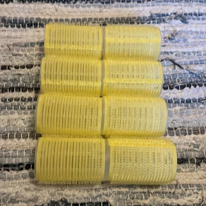 Papiljotter 8 st - 8 gula papiljotter som har andvänds 1 gång. Säljs för att jag aldrig andvänder de. 