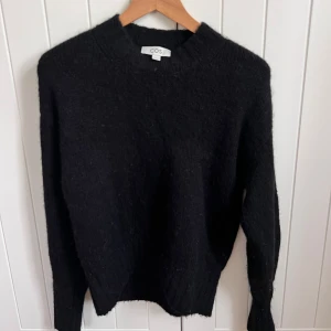 Svart stickad tröja från COS - Säljer en svart stickad tröja från COS 