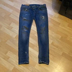 Dondup George  - Säljer dessa Dondup jeans i modellen George som är i storlek 29 men passar även 30. Nypris är 3399 och mitt pris är 750. Inga defekter förutom det ni ser på bild 3 och den märks knappt. Det är blåa lappar längst nere.