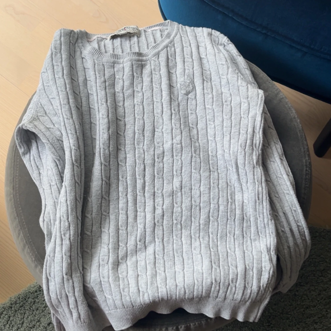 Ljusgrå kabelstickad tröja från Hampton Republic - 1